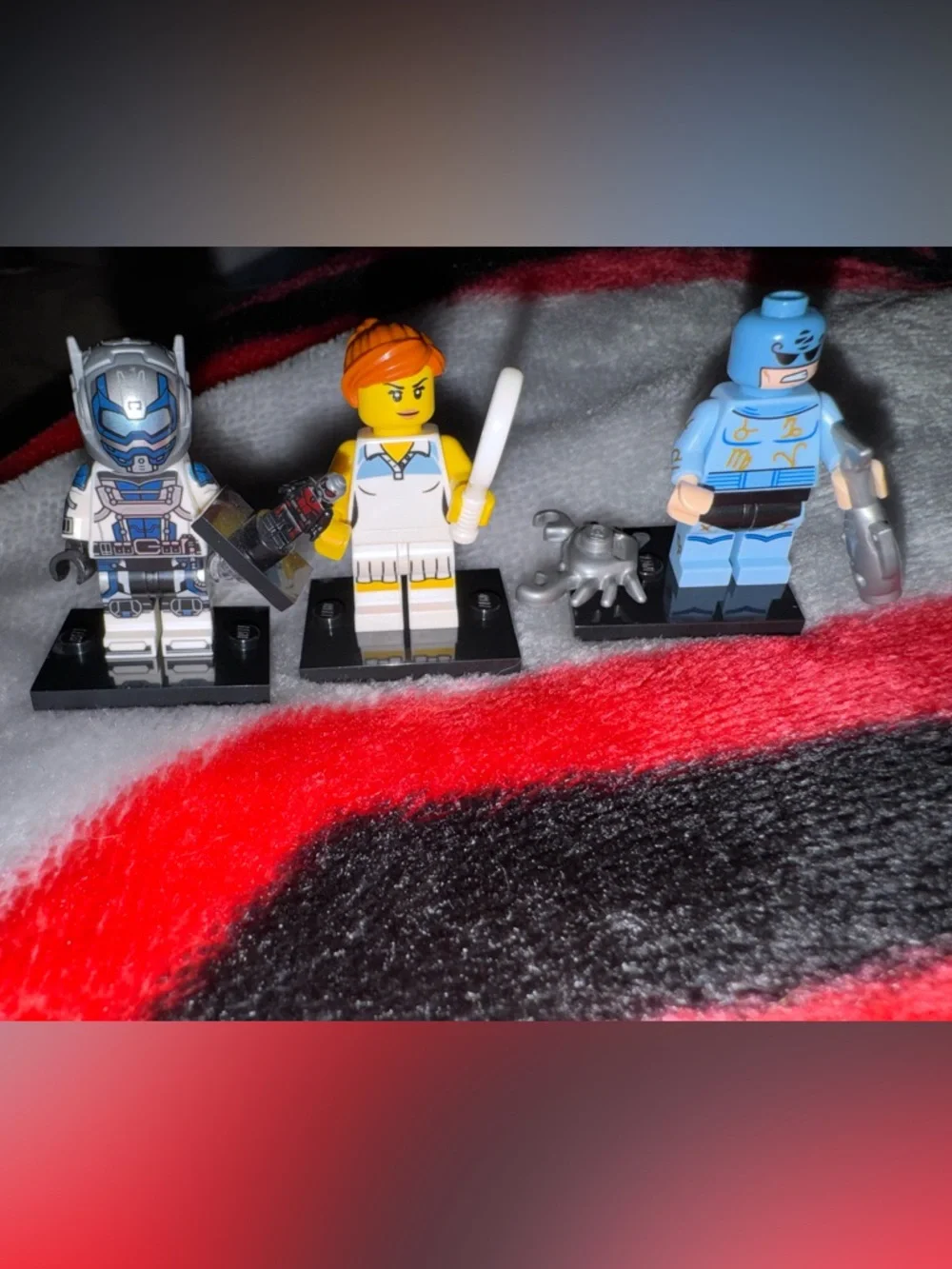 Bundle of 3 LEGO mini figures. - Picture 1 of 2